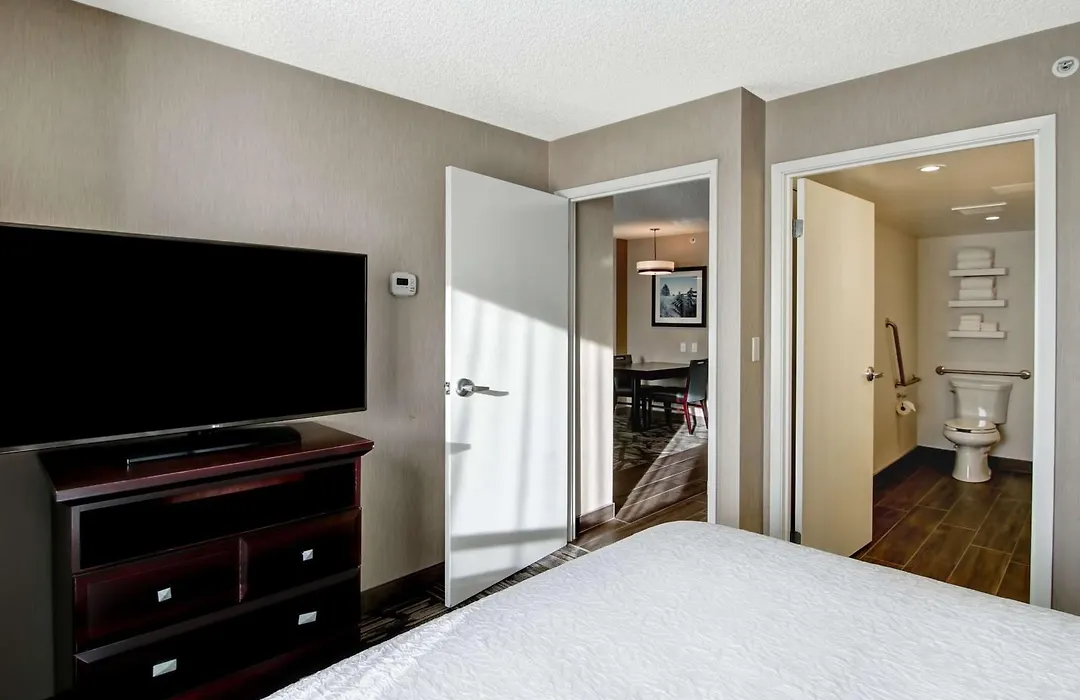 Hampton Inn & Suites By Hilton Calgary-Airport-1